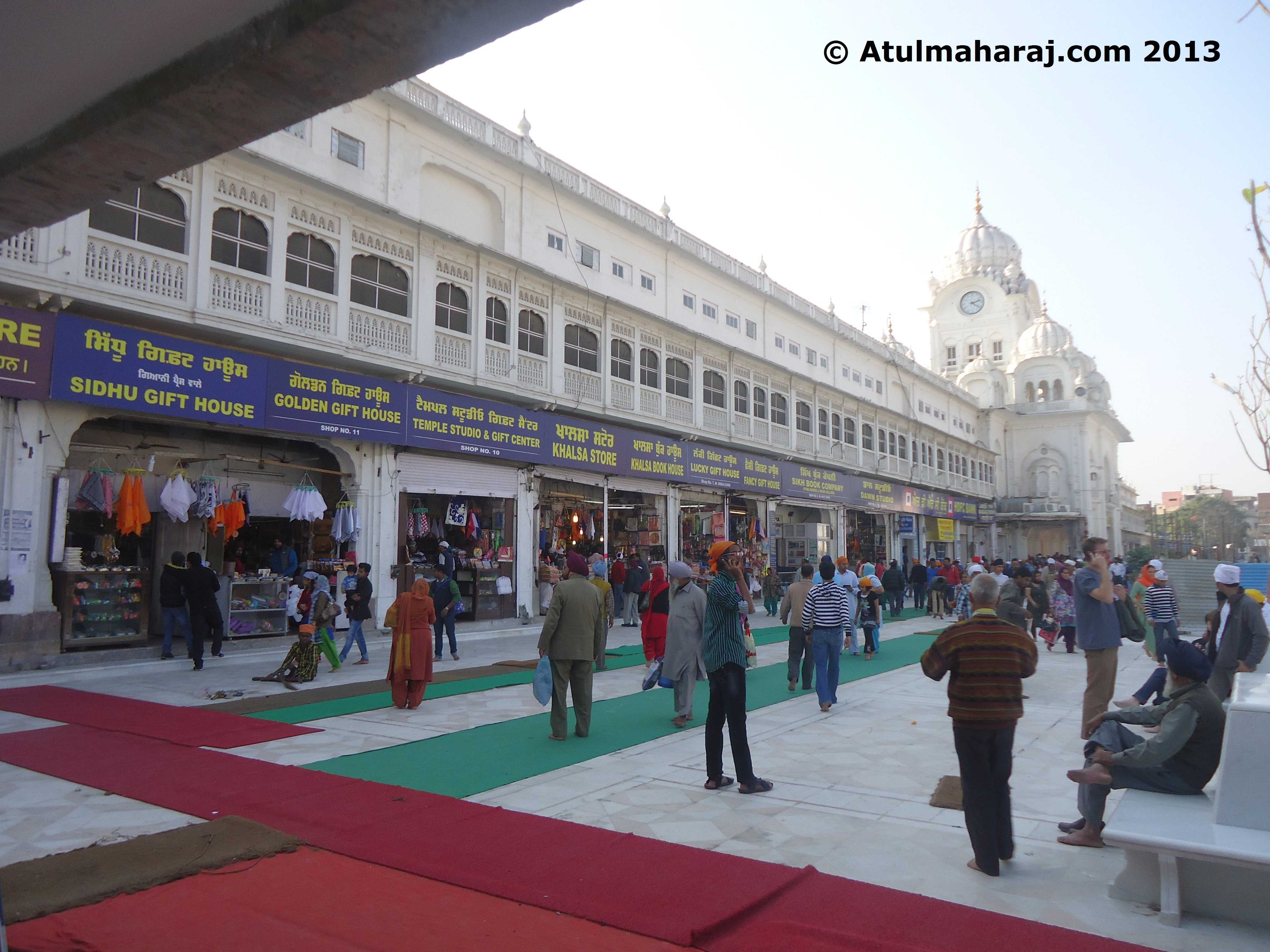 Market outside the Golden Temple.