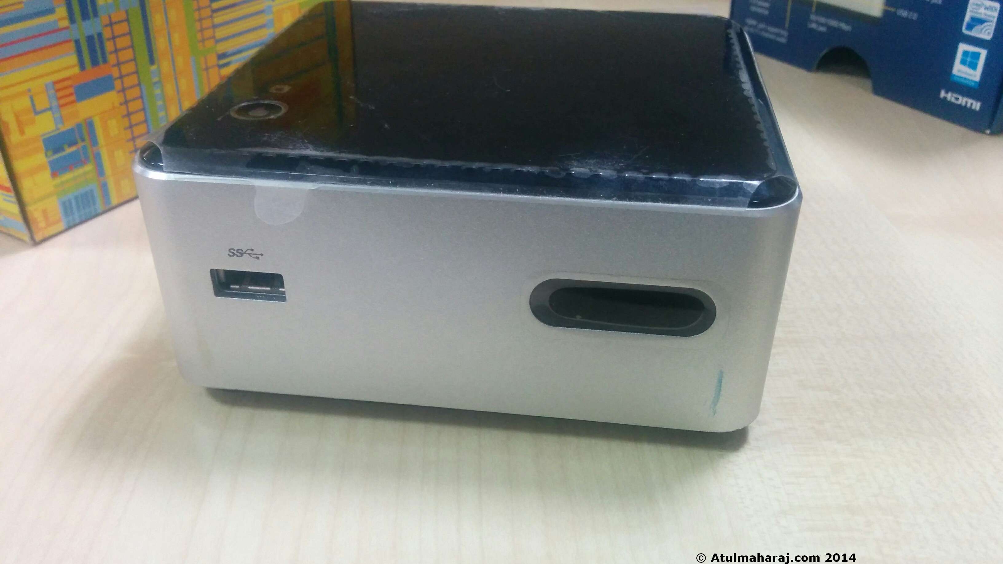 Intel DN2820FYKH Front side: USB 3.0 port and Infrared sensor. Courtesy: Atulmaharaj