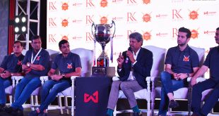 Kapil Dev talks Cricket as others look on.